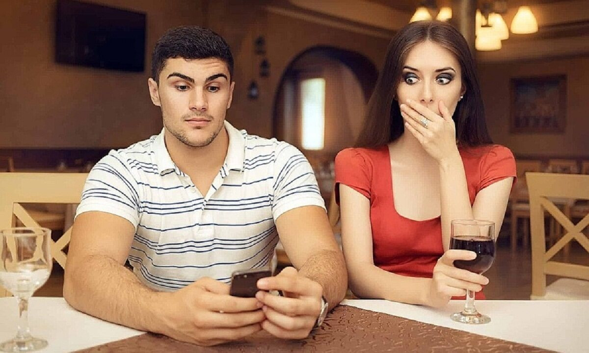 Chồng mở trộm điện thoại, kiểm tra tin nhắn của vợ thì bị xử lý thế nào? - 1