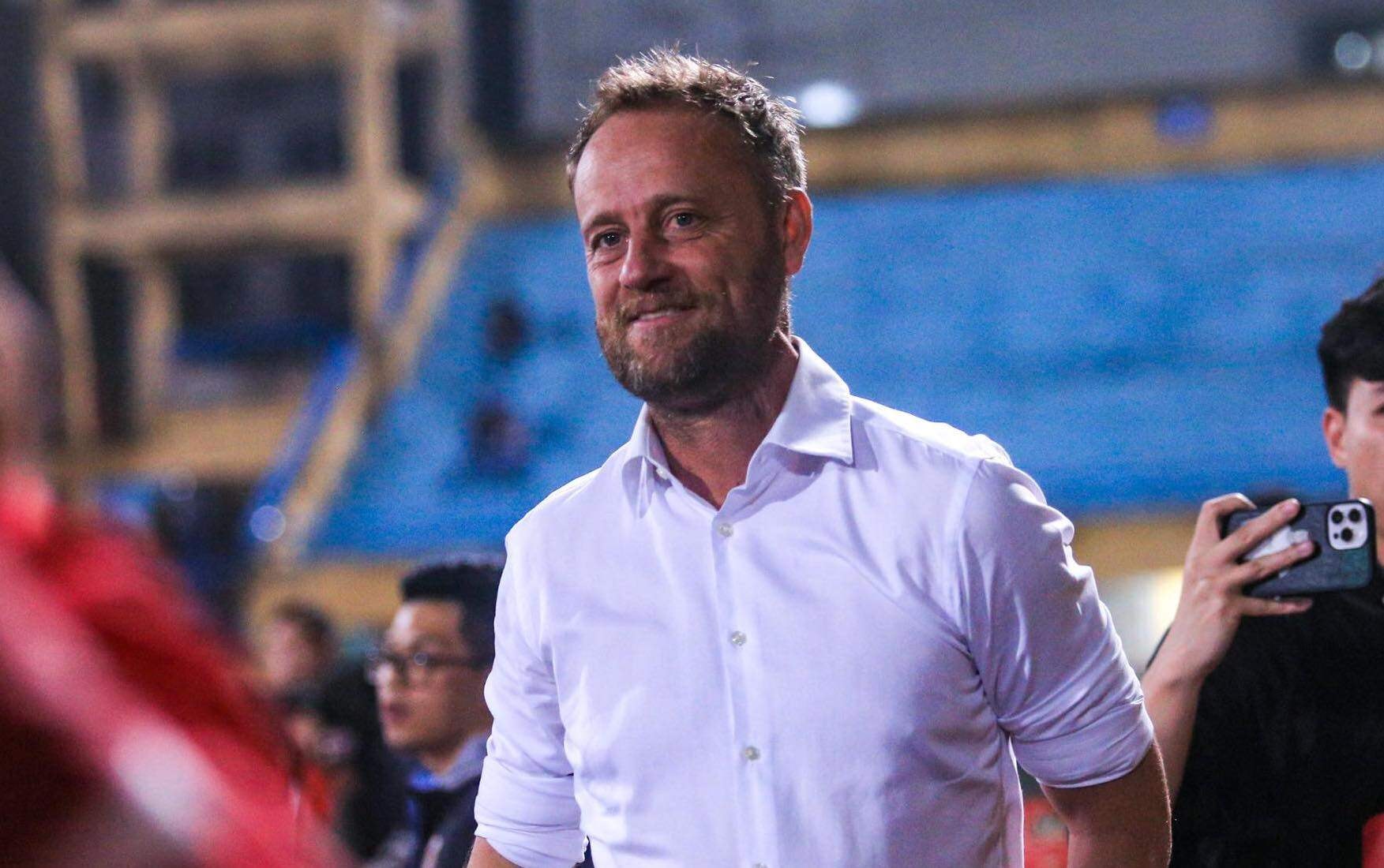 HLV Polking để ngỏ khả năng trở lại V-League - 1