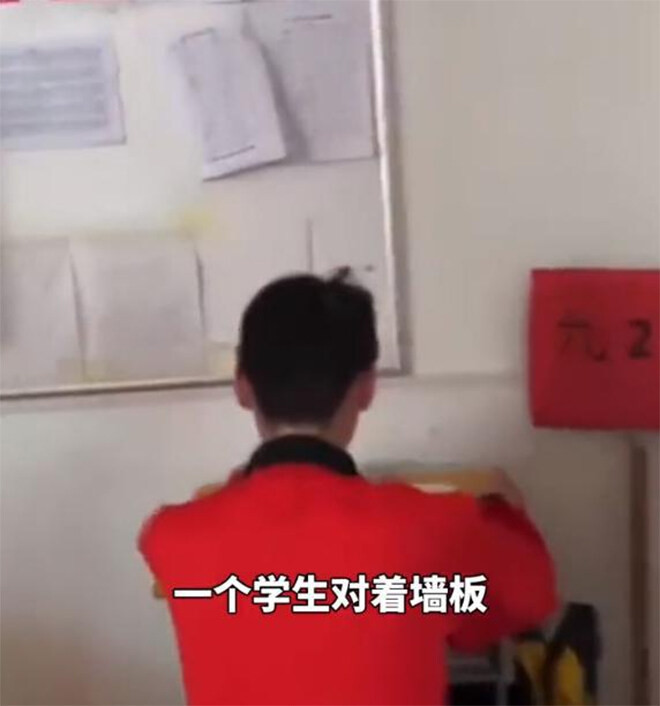 Giáo viên Trung Quốc bắt học sinh ngồi bàn riêng, úp mặt vào tường suốt 6 tháng - 2