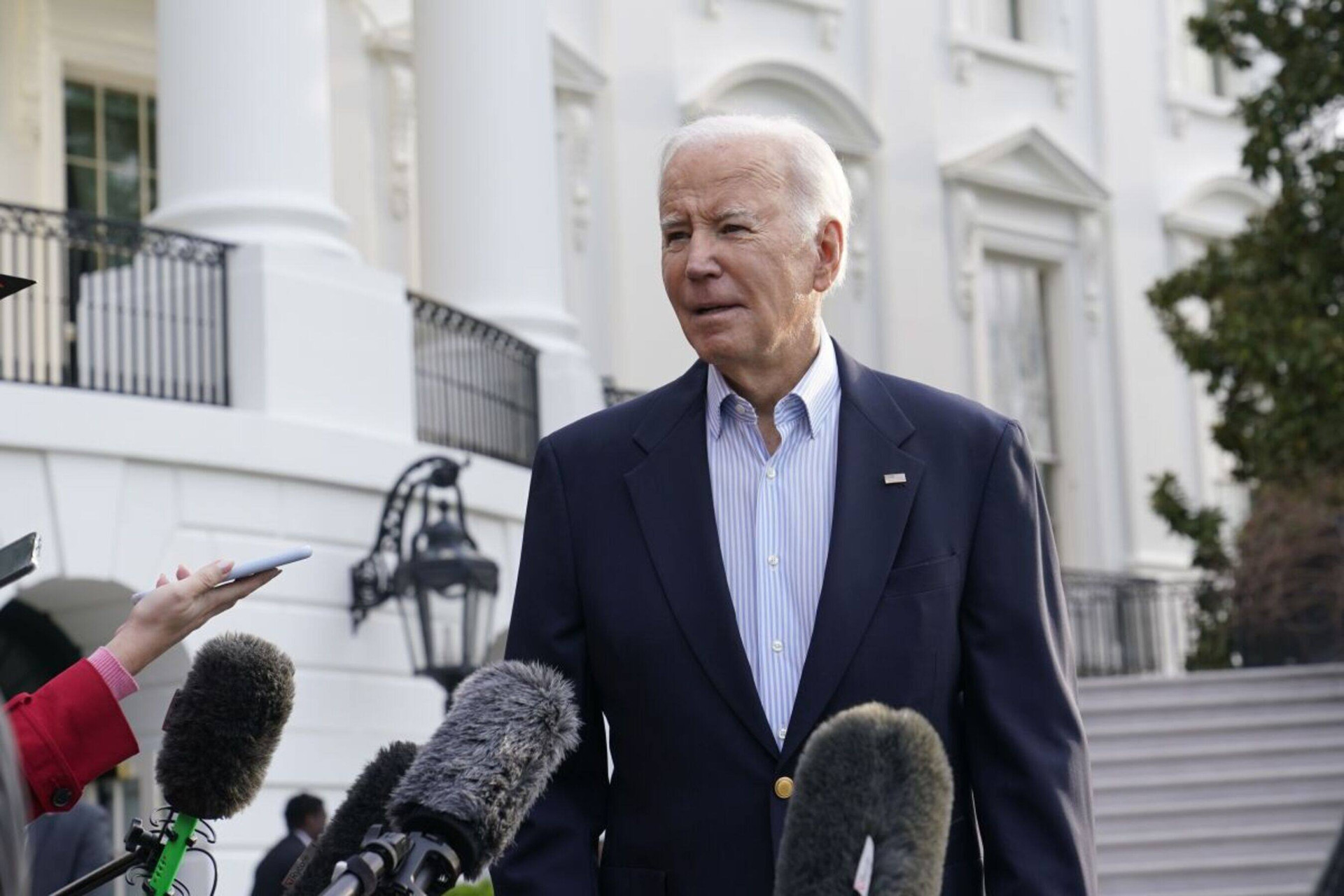 Tổng thống Biden bác lời kêu gọi trục xuất người Nga - 1