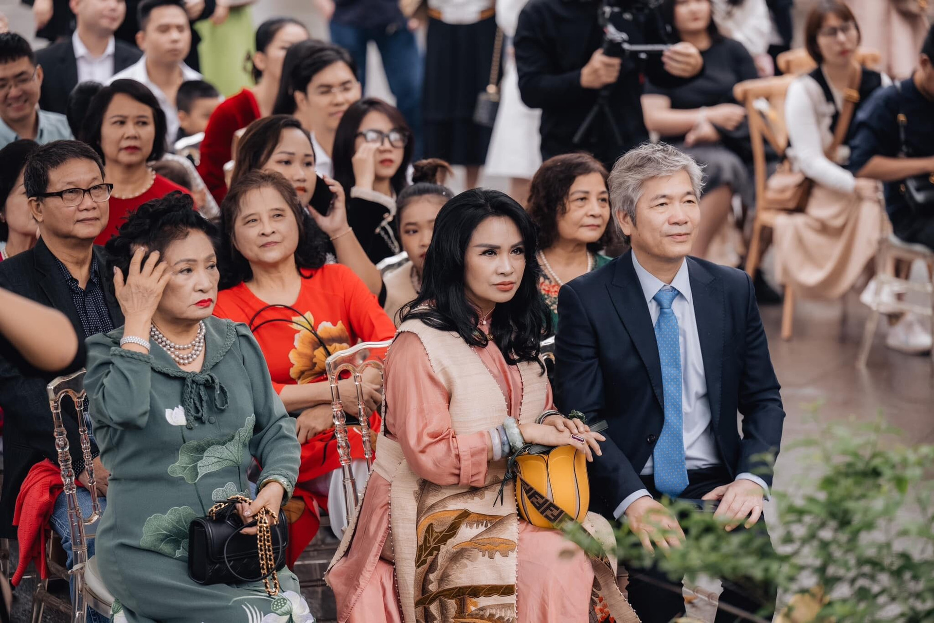 Sao Việt 8/4: Thanh Lam hạnh phúc trong đám cưới con trai riêng của hôn phu - 1
