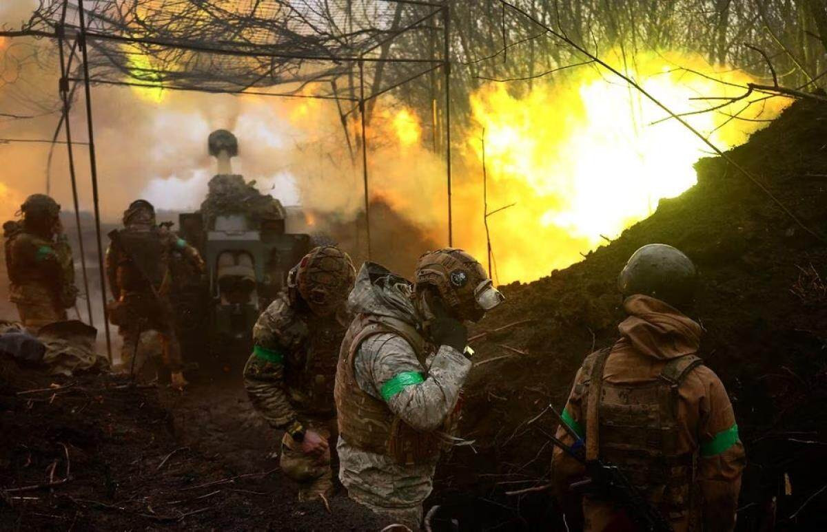 Nga dồn dập dội hỏa lực, Ukraine buộc phải rút quân khỏi một số nơi ở Bakhmut - 1