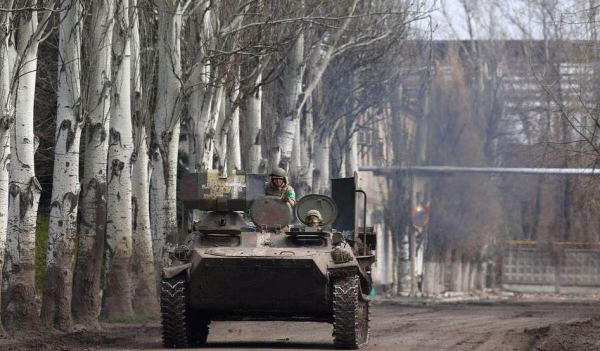 Nga gần như cô lập quân đội Ukraine ở Bakhmut, chặn mọi đường rút quân - 1