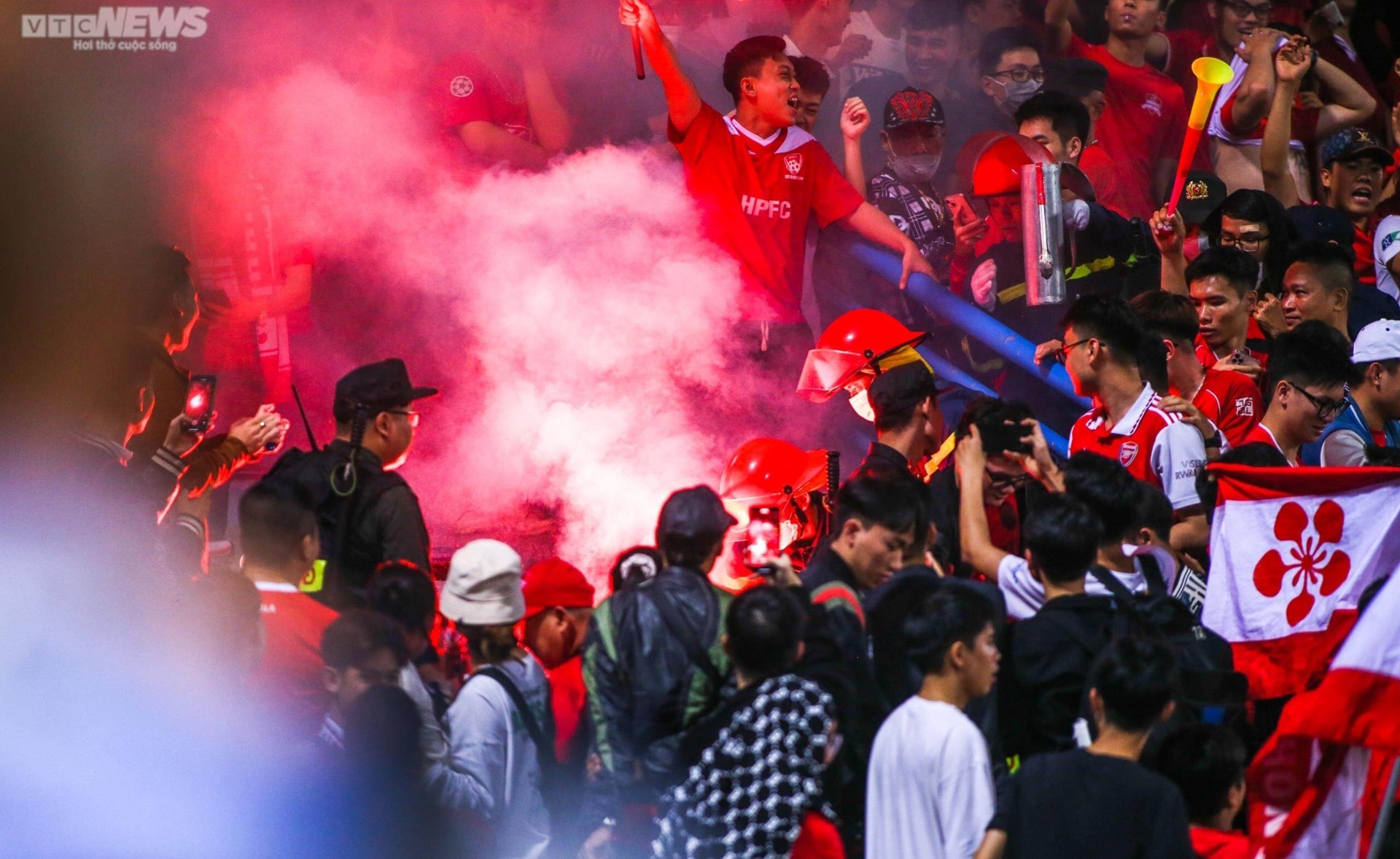 CĐV đốt pháo sáng, cả Hà Nội FC và CLB Hải Phòng đều bị phạt - 1