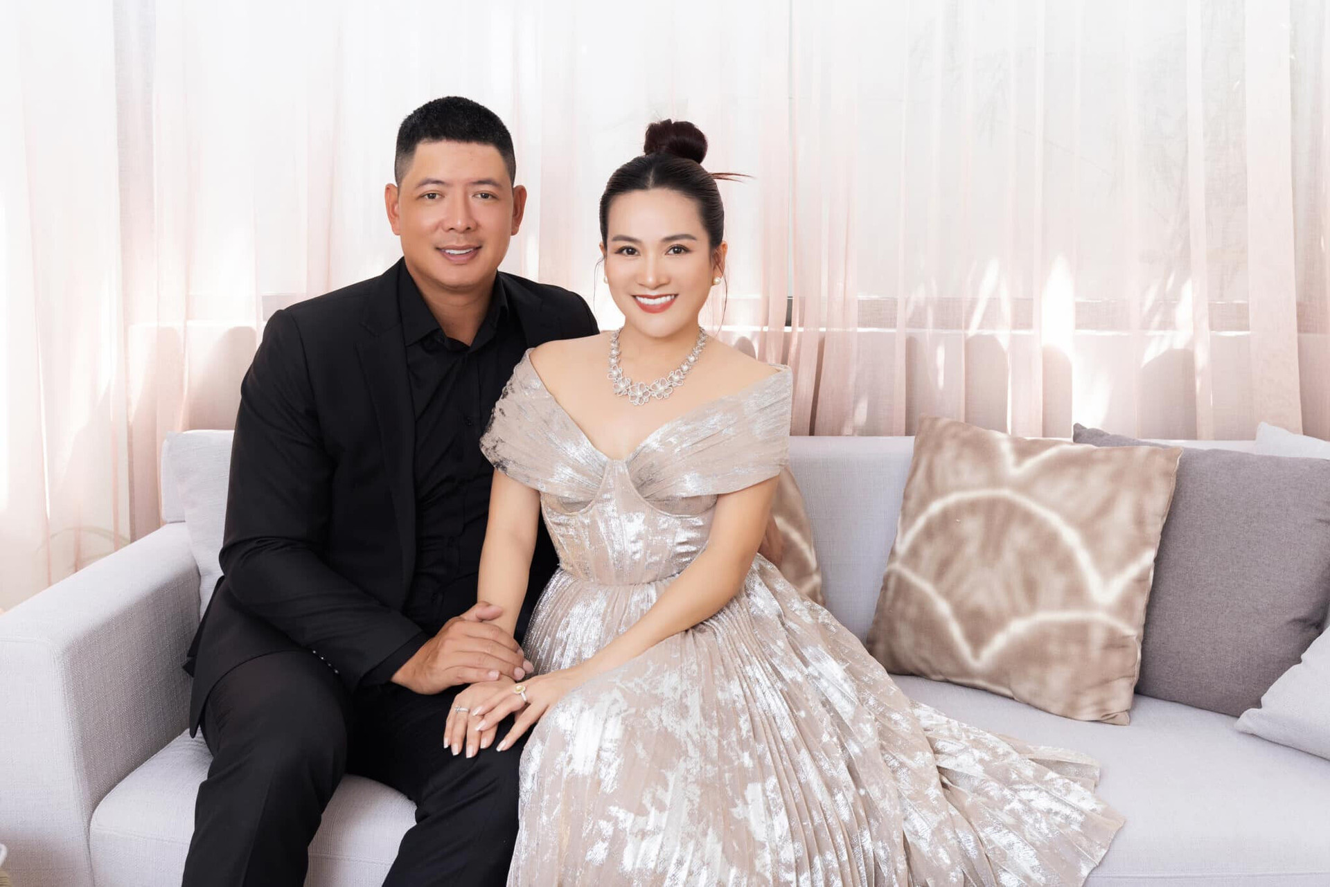 Hôn nhân ngọt ngào 15 năm của MC Bình Minh và vợ doanh nhân - 1