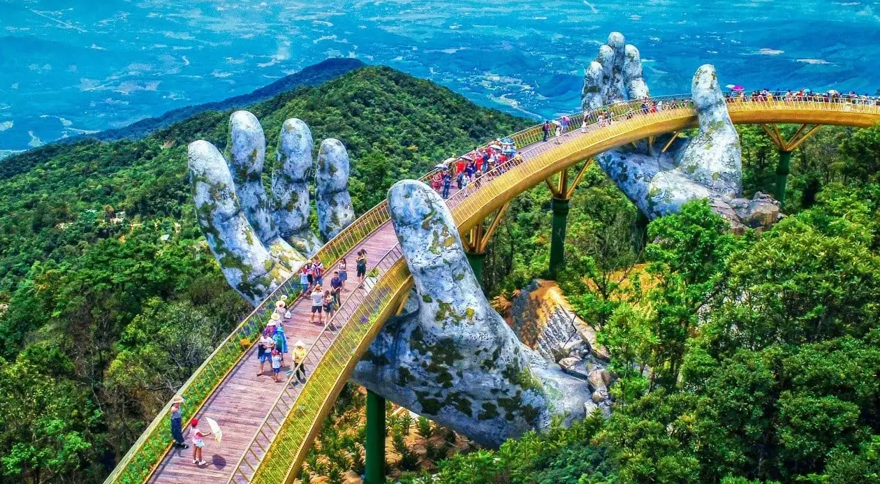 Vé máy bay đắt đỏ, khách tính cách 'bóp hầu bao' cho kỳ nghỉ hấp dẫn nhất năm - 1
