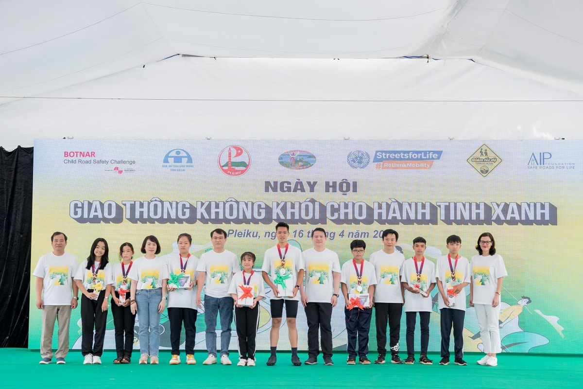 hang nghin hoc sinh tham gia ngay hoi giao thong khong khoi cho hanh tinh xanh hinh anh 1
