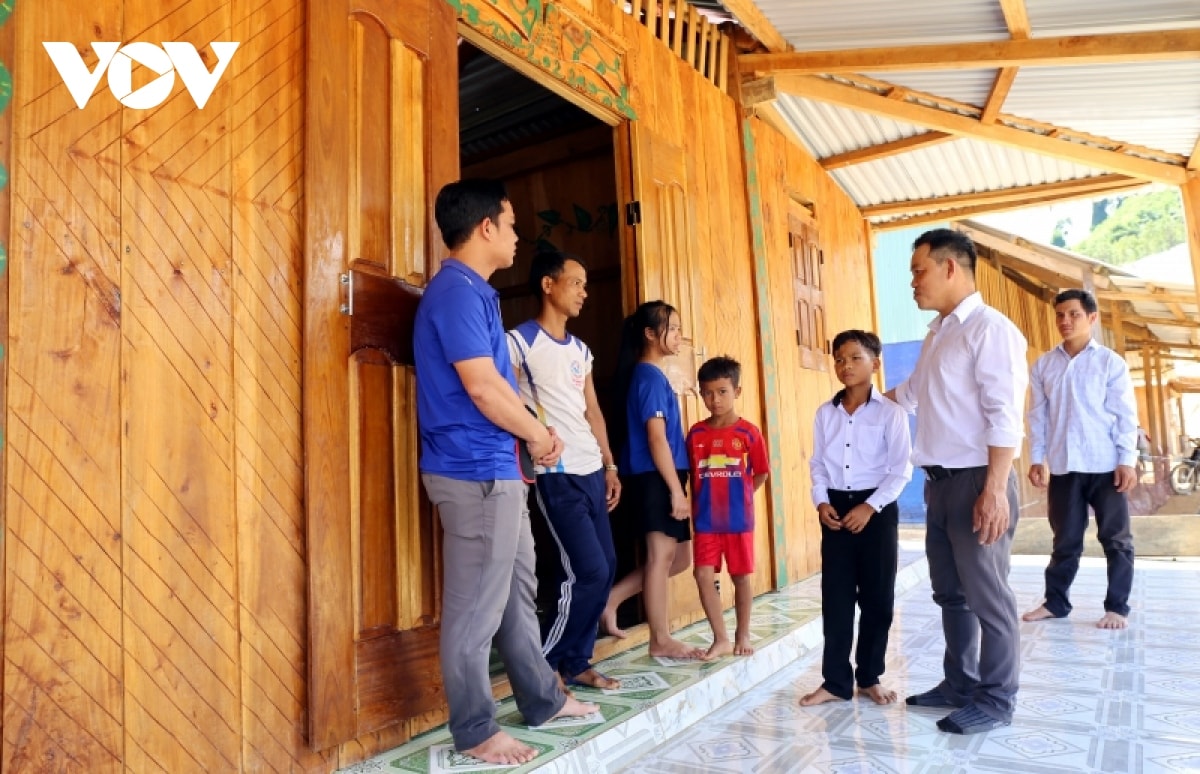 nhin nhung em nho vung cao, nhieu co giao tu bo y dinh ve xuoi cong tac hinh anh 4