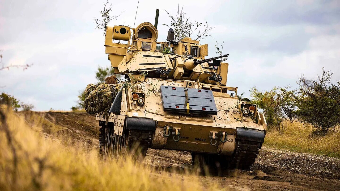 Phát hiện xe chiến đấu Bradley của Mỹ trong màu sơn camo ở Ukraine - 3