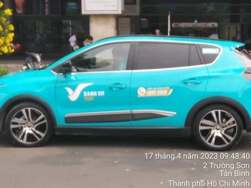 Taxi điện của tỉ phú Phạm Nhật Vượng bất ngờ xuất hiện tại TP.HCM - 2