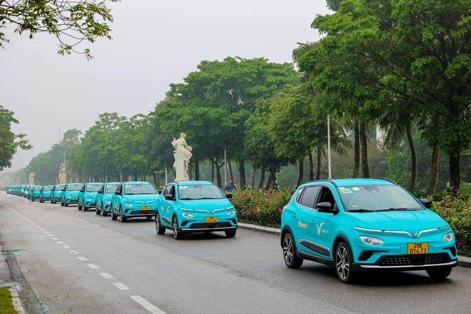 Taxi điện của tỉ phú Phạm Nhật Vượng bất ngờ xuất hiện tại TP.HCM - 3