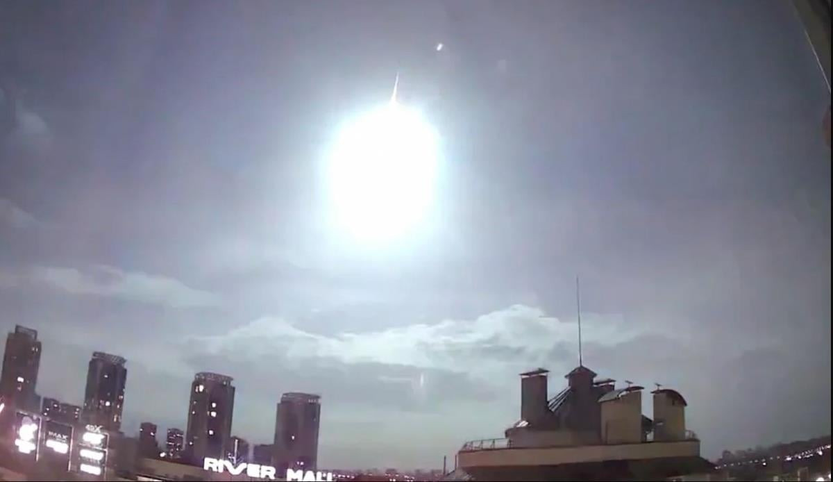 Vệ tinh NASA bốc cháy, rơi xuống thủ đô Ukraine - 1