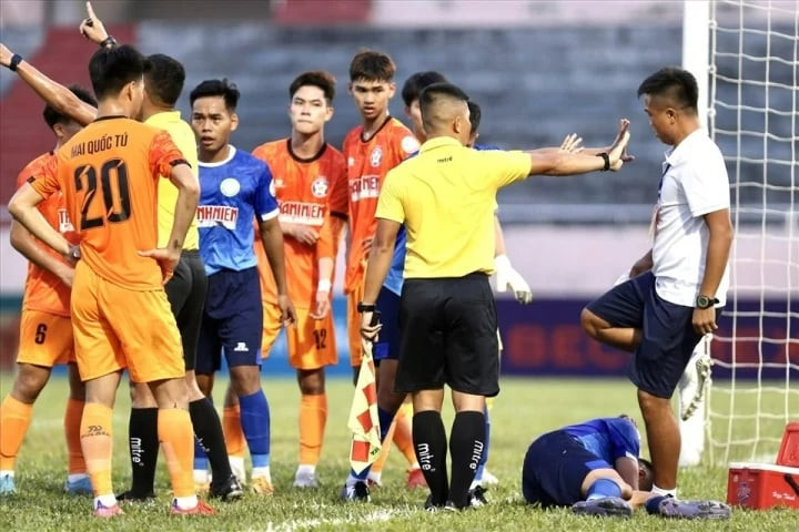Cầu thủ U20 Việt Nam Mai Quốc Tú bị phạt 5 trận sau khi đạp vào đầu đối thủ - 1