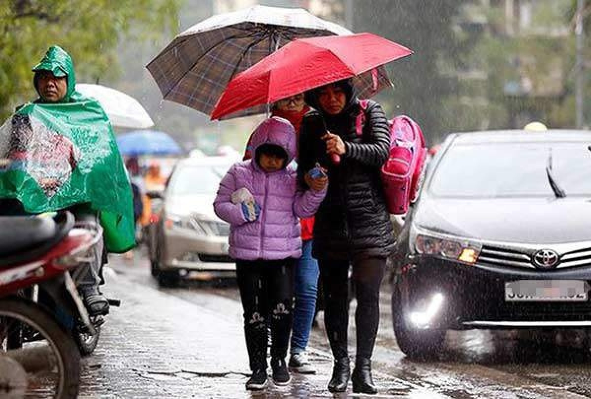 Thời tiết hôm nay: Hà Nội mưa rào và lạnh, Nam Bộ nắng nóng gay gắt
