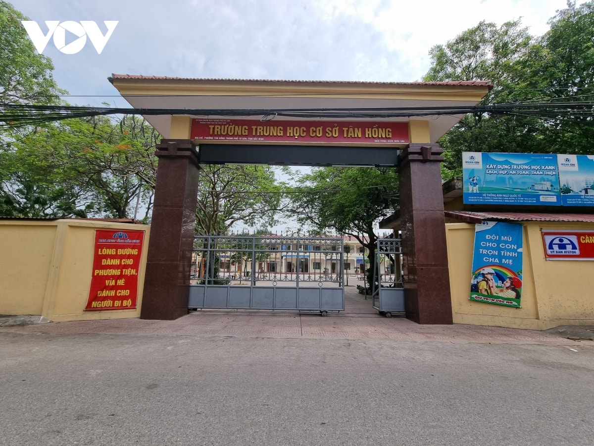 nu sinh lop 8 bi ban danh trong nha ve sinh hieu truong noi gi hinh anh 1