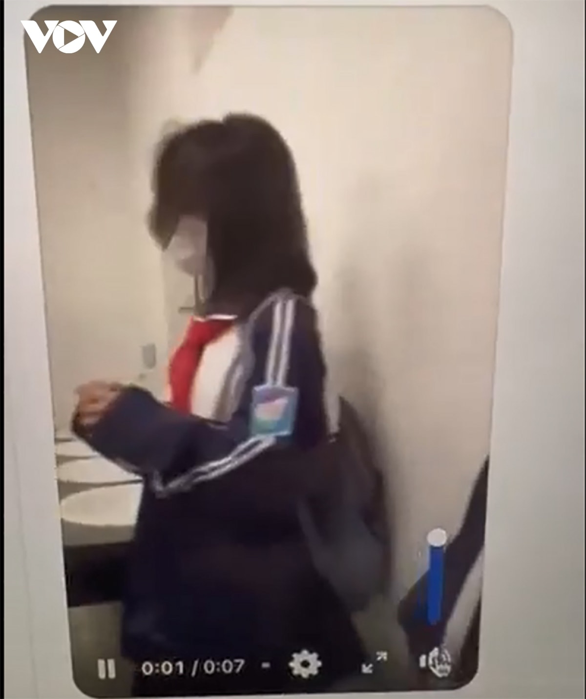 nu sinh lop 8 bi ban danh trong nha ve sinh hieu truong noi gi hinh anh 3