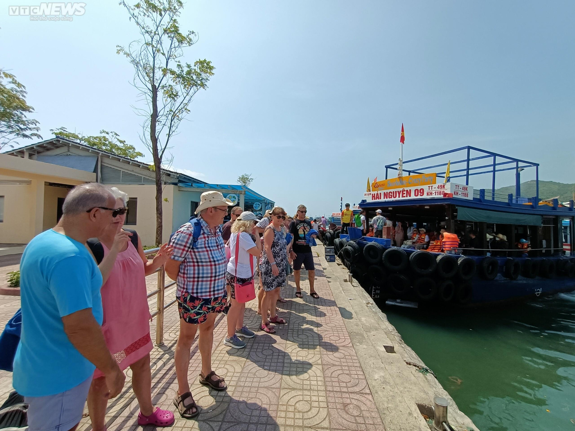 Nườm nượp khách đến Nha Trang trong dịp lễ  - 4
