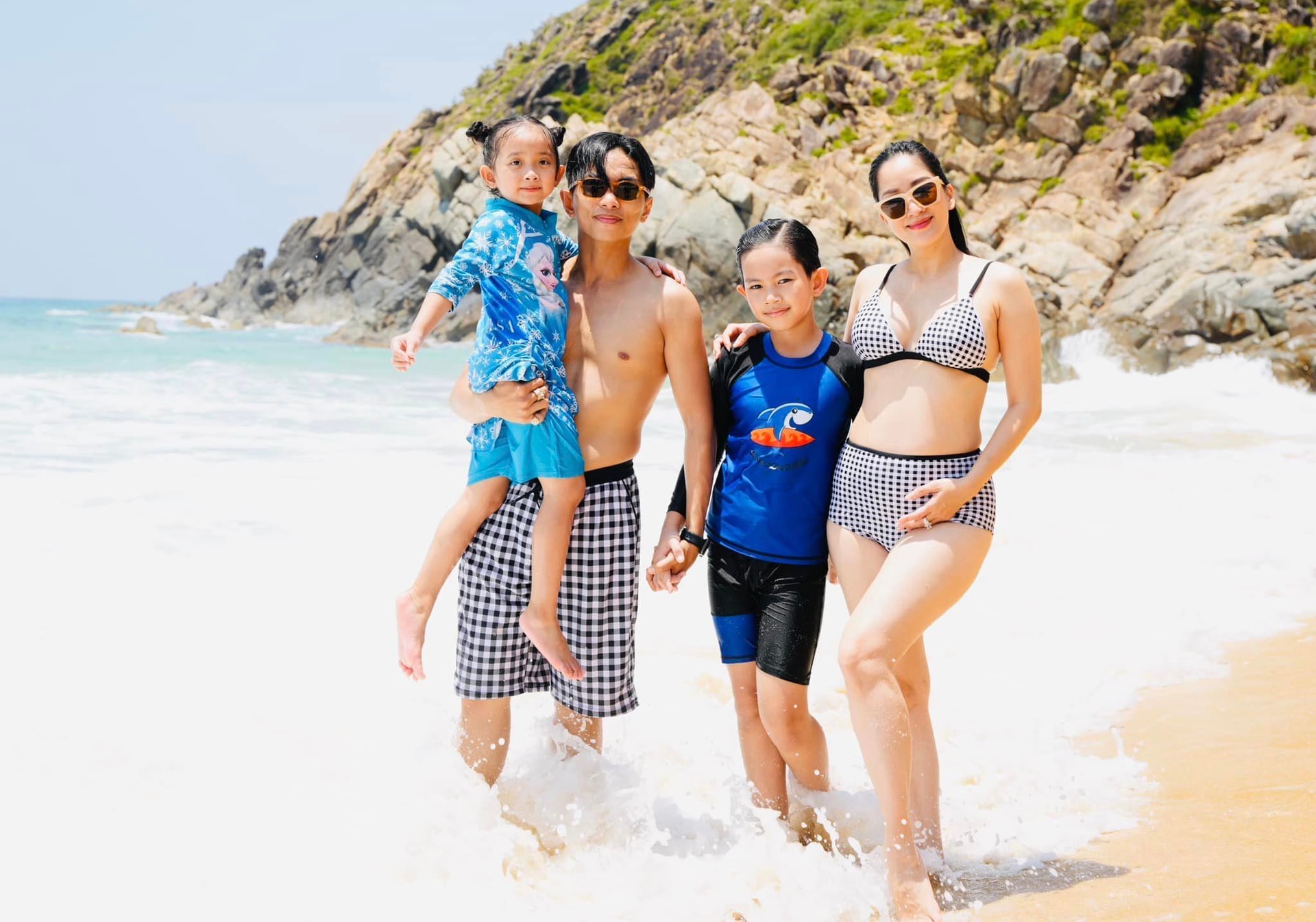 Bà bầu Khánh Thi khoe vóc dáng với bikini, tình tứ bên ông xã kém 12 tuổi - 1