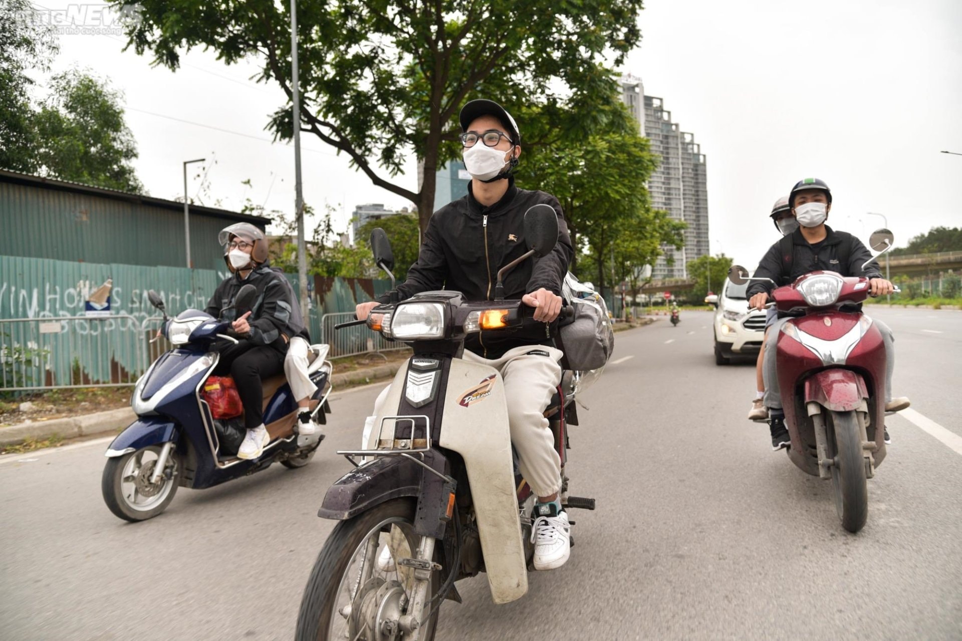 Giới trẻ Hà thành rủ nhau đi cắm trại, 'chữa lành tâm hồn' ngày nghỉ lễ - 1