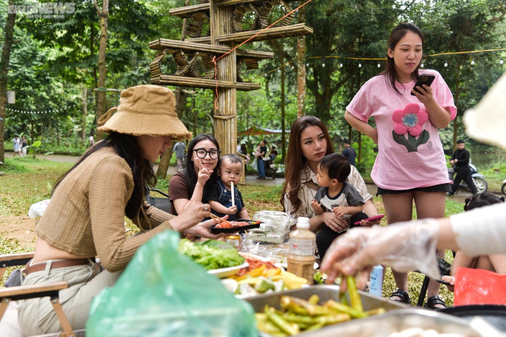 Giới trẻ Hà thành rủ nhau đi cắm trại, 'chữa lành tâm hồn' ngày nghỉ lễ - 6