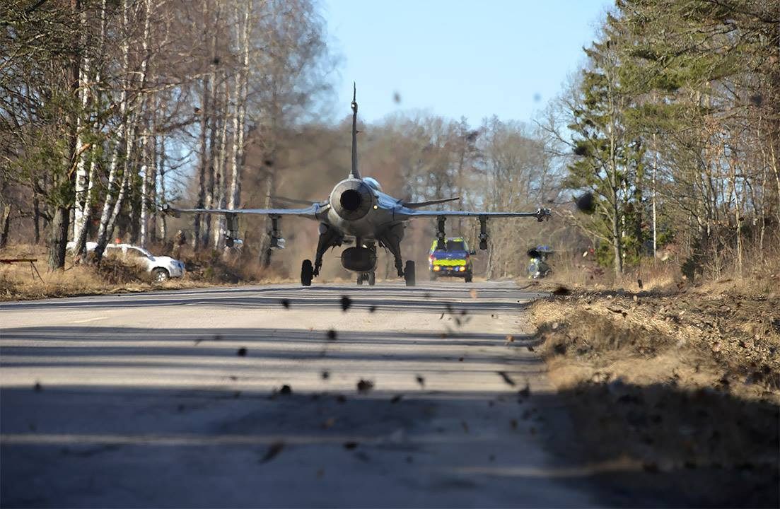Chỉ cần đường băng ở Ukraine hỏng, F-16 của Mỹ sẽ trở nên vô dụng - 3