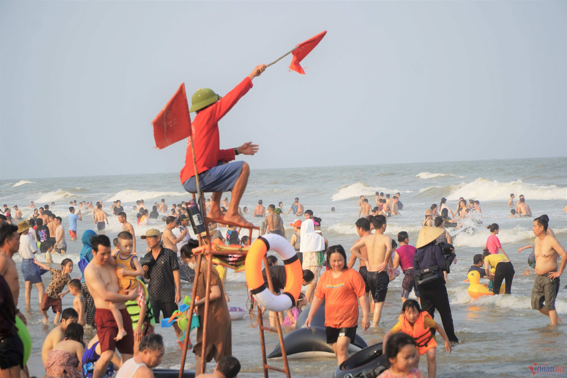 Nắng nóng gay gắt, người dân đổ xô xuống biển Sầm Sơn giải nhiệt - 2