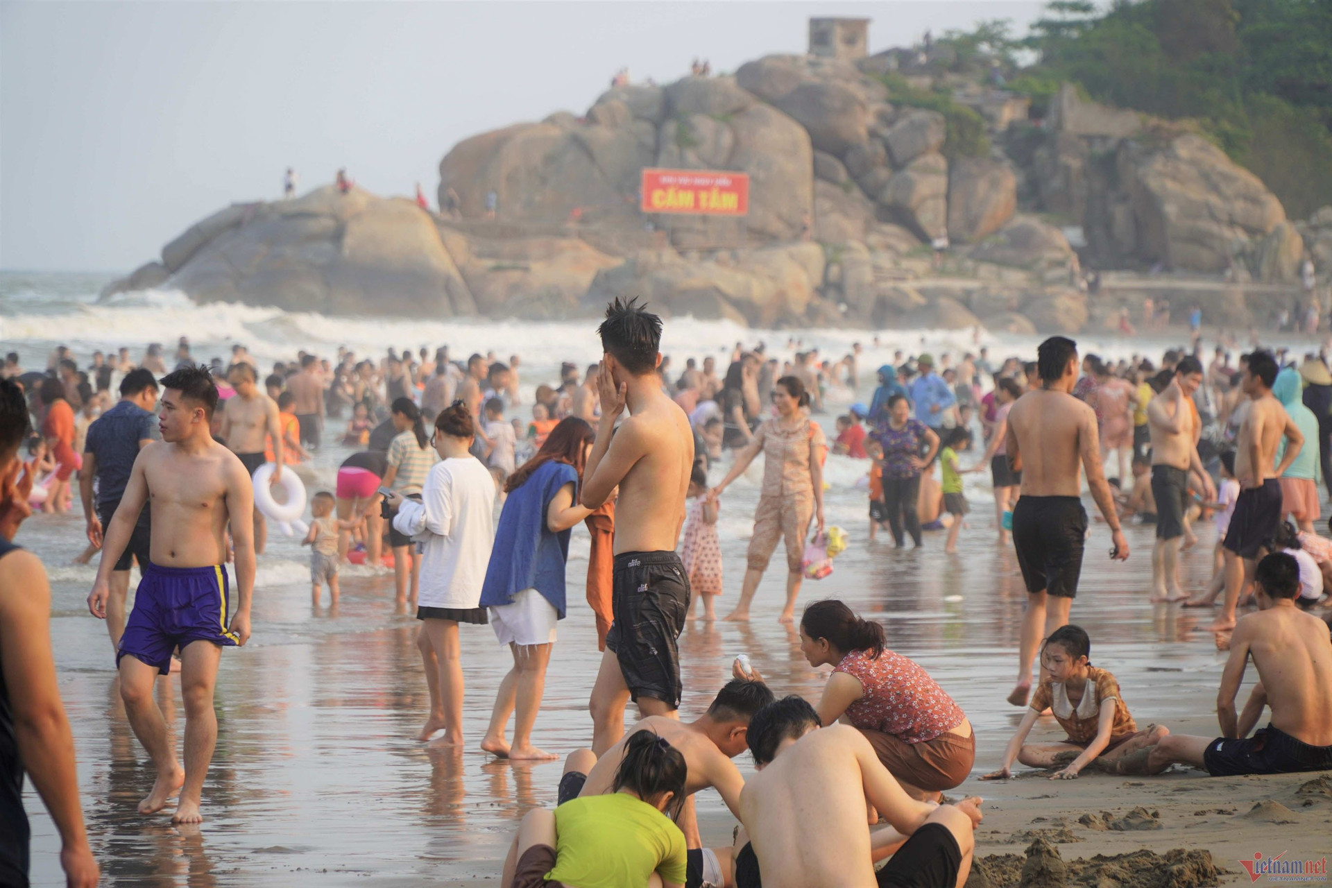 Nắng nóng gay gắt, người dân đổ xô xuống biển Sầm Sơn giải nhiệt - 3