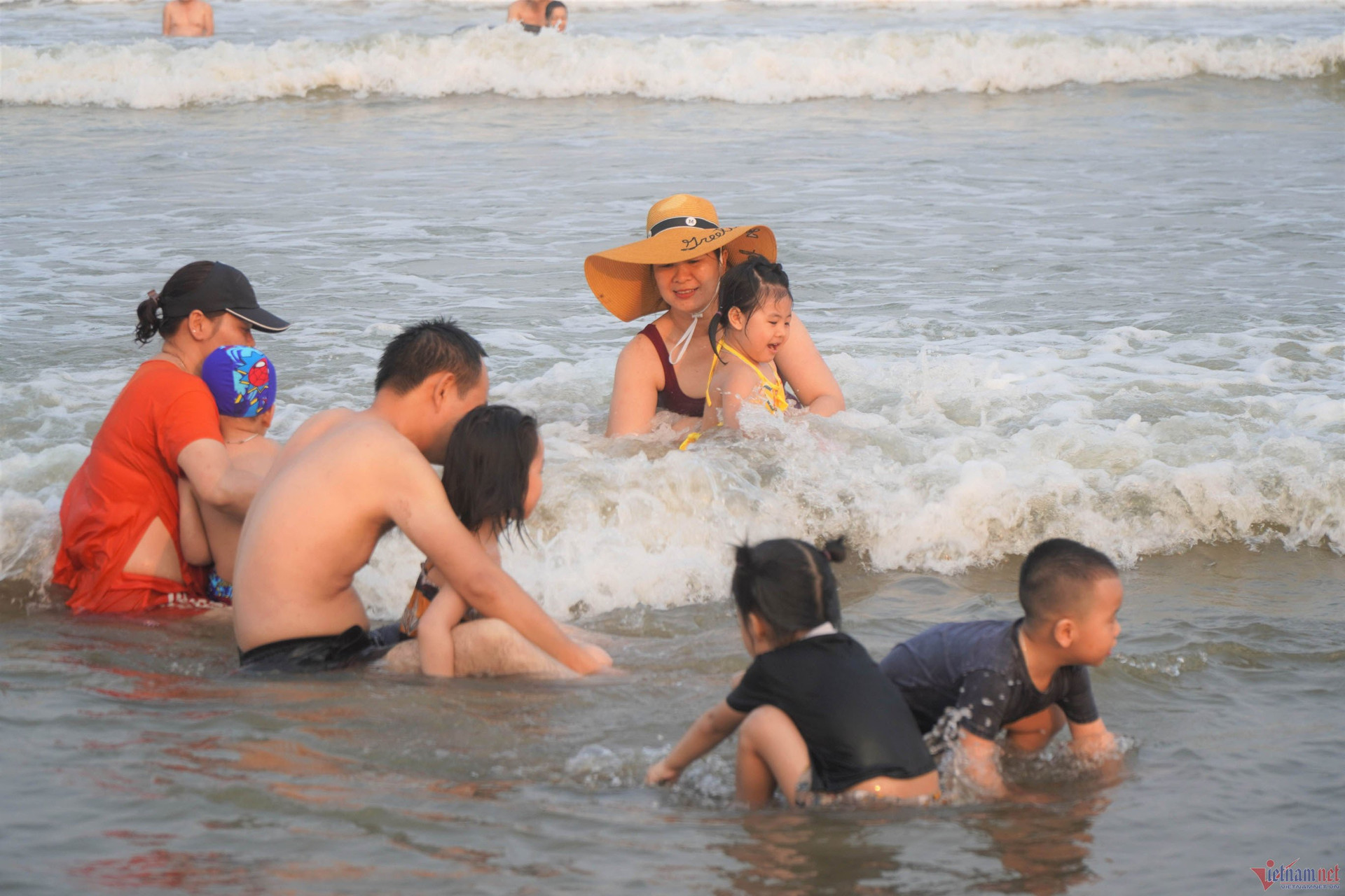 Nắng nóng gay gắt, người dân đổ xô xuống biển Sầm Sơn giải nhiệt - 4