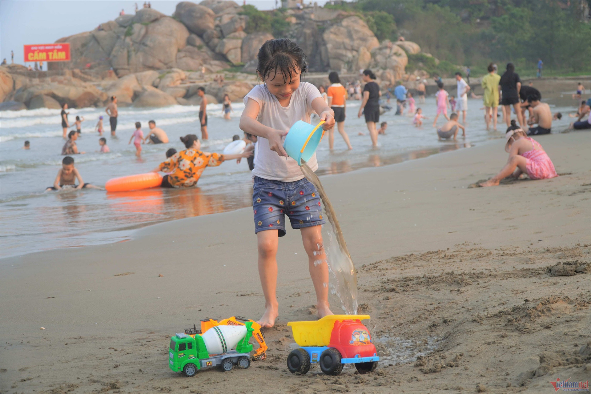 Nắng nóng gay gắt, người dân đổ xô xuống biển Sầm Sơn giải nhiệt - 5