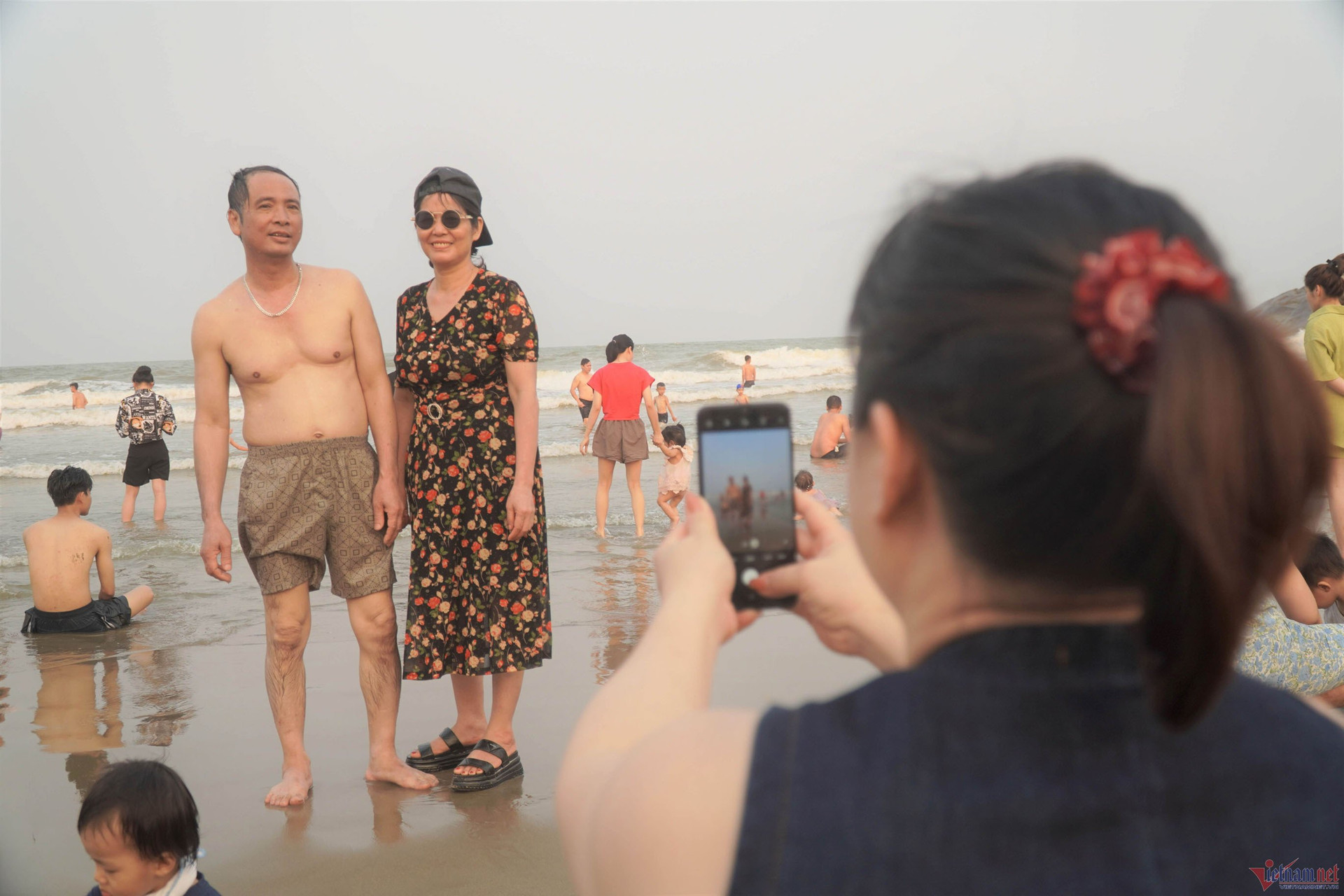 Nắng nóng gay gắt, người dân đổ xô xuống biển Sầm Sơn giải nhiệt - 6