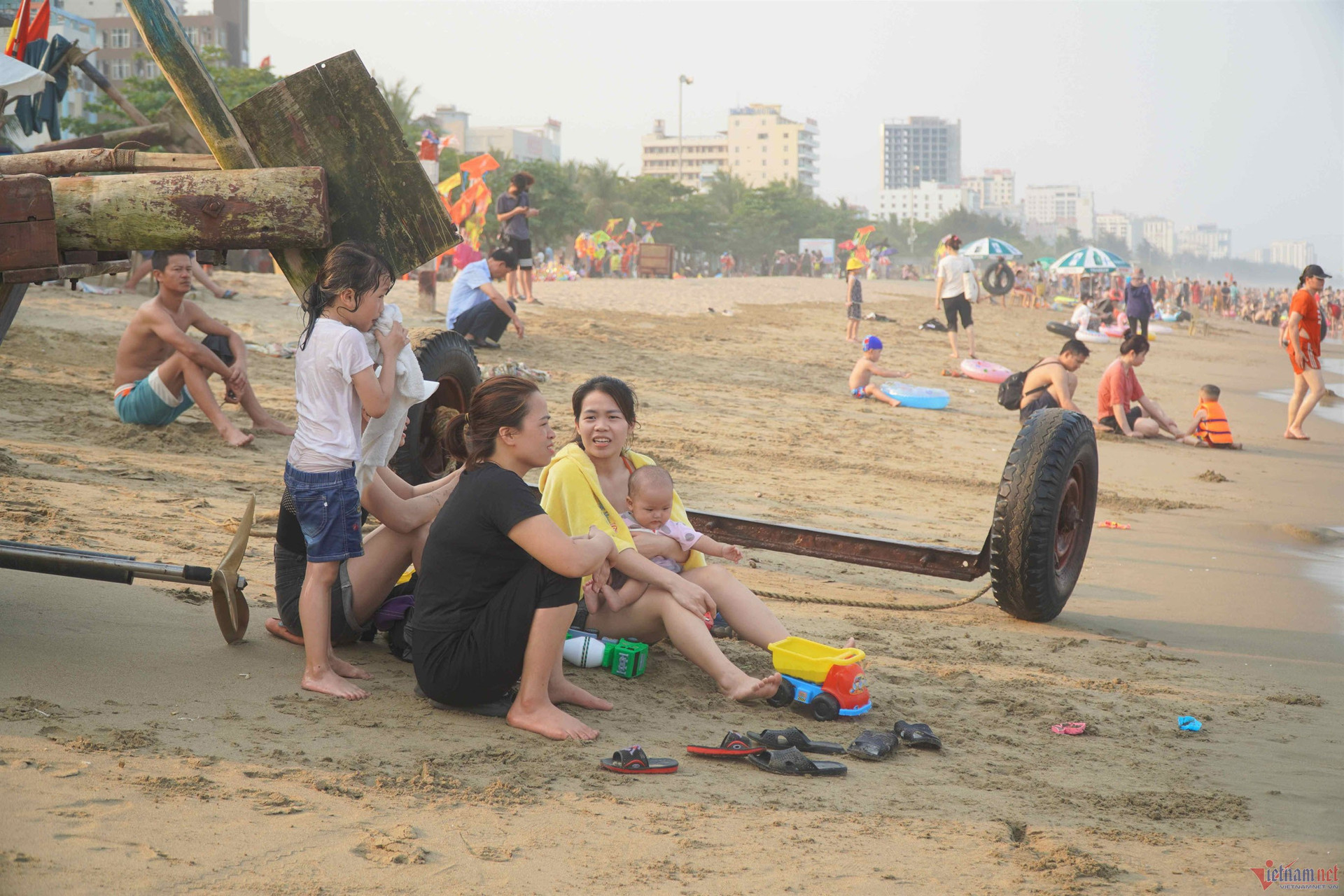 Nắng nóng gay gắt, người dân đổ xô xuống biển Sầm Sơn giải nhiệt - 7