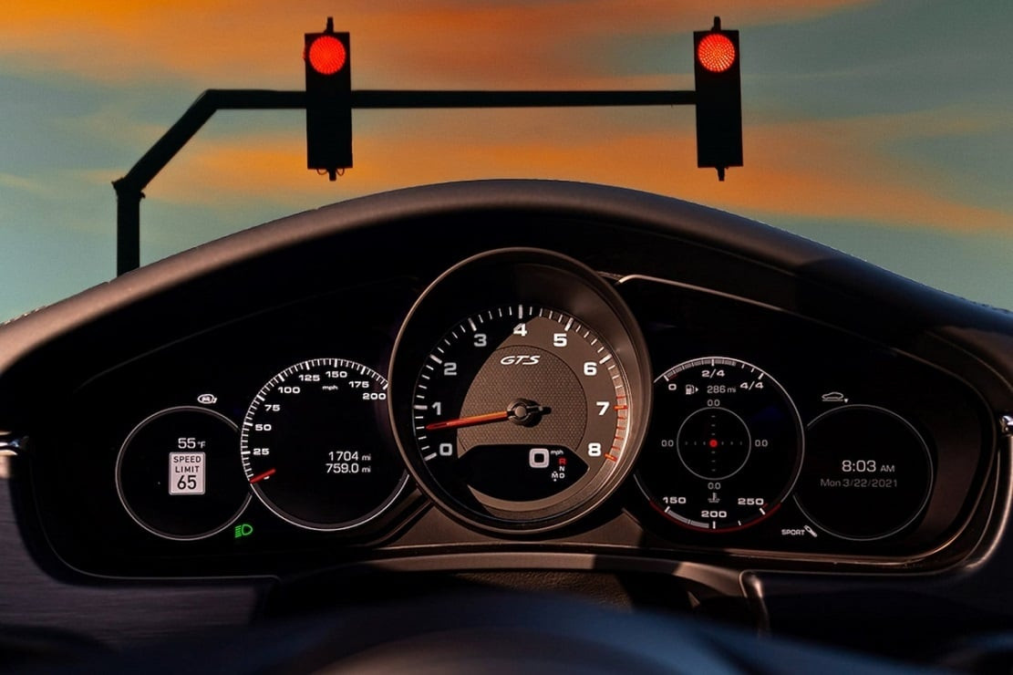Porsche ra mắt công nghệ mới, đảm bảo người lái không vượt đèn đỏ - 1