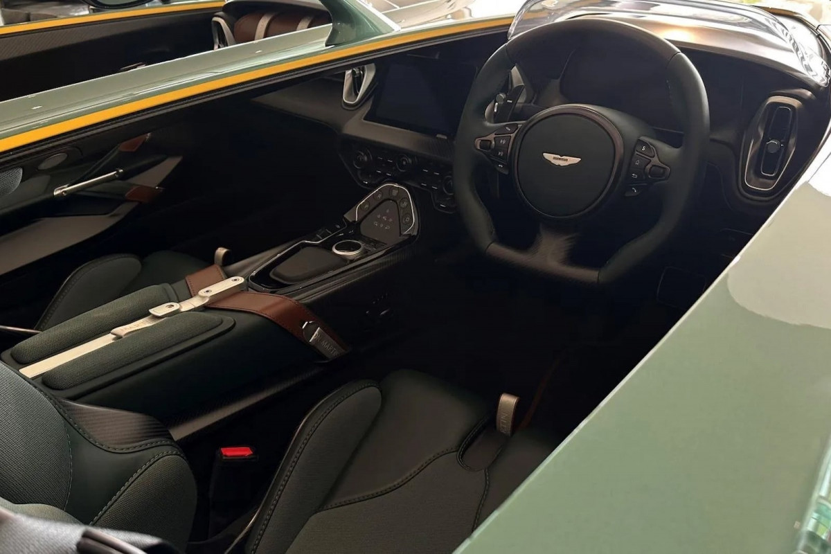 Mẫu xe này còn được trang bị gói Satin Silver giúp bổ sung thêm một số điểm sáng cho nội thất. Một hệ thống camera sẽ giúp người lái điều khiển chiếc Aston đắt tiền qua các điểm đỗ xe chật hẹp.