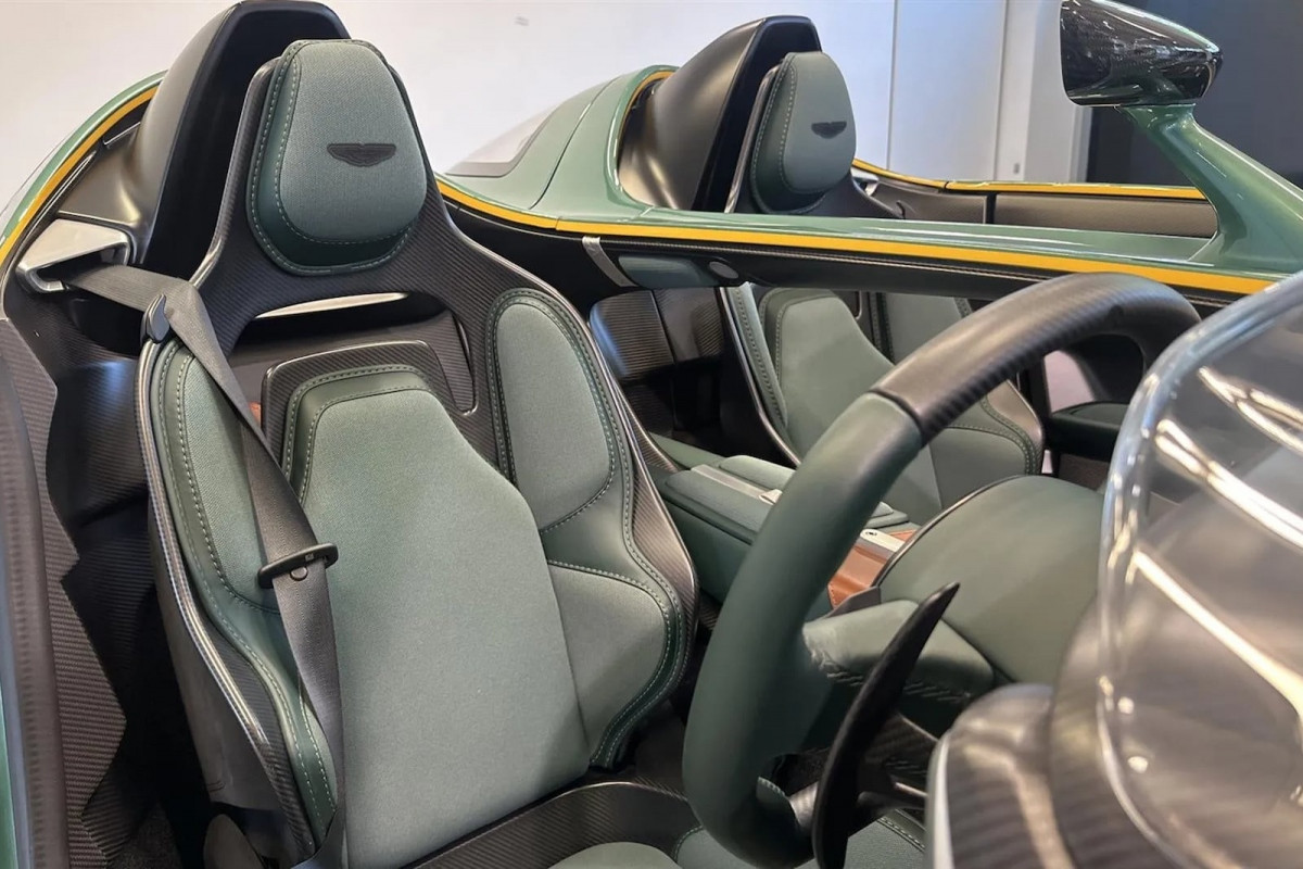 Buồng lái sử dụng da Forest Green và Cinnamon Brown với nhiều chi tiết trang trí bằng sợi carbon. Ghế ngồi cũng được thiết kế độc đáo với khung ghế bằng sợi carbon nhẹ. Da màu xanh lá phù hợp với ngoại thất và có đường khâu tương phản màu xanh lá cây thông.