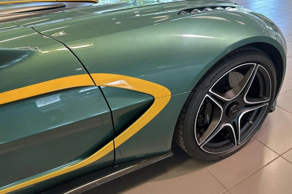 Mẫu xe này được hoàn thành vào năm 1959 Racing Green với bảng màu sơn đặc biệt Q Special Paint và có đặc trưng là đường trang trí bên ngoài sơn màu vàng. Cùng với các vòng đấu Clubsport White, chiếc V12 Speedster đặc biệt này lấy cảm hứng từ chiếc xe đua DBR1, biểu tượng giành chiến thắng tại Le Mans những năm 1950.