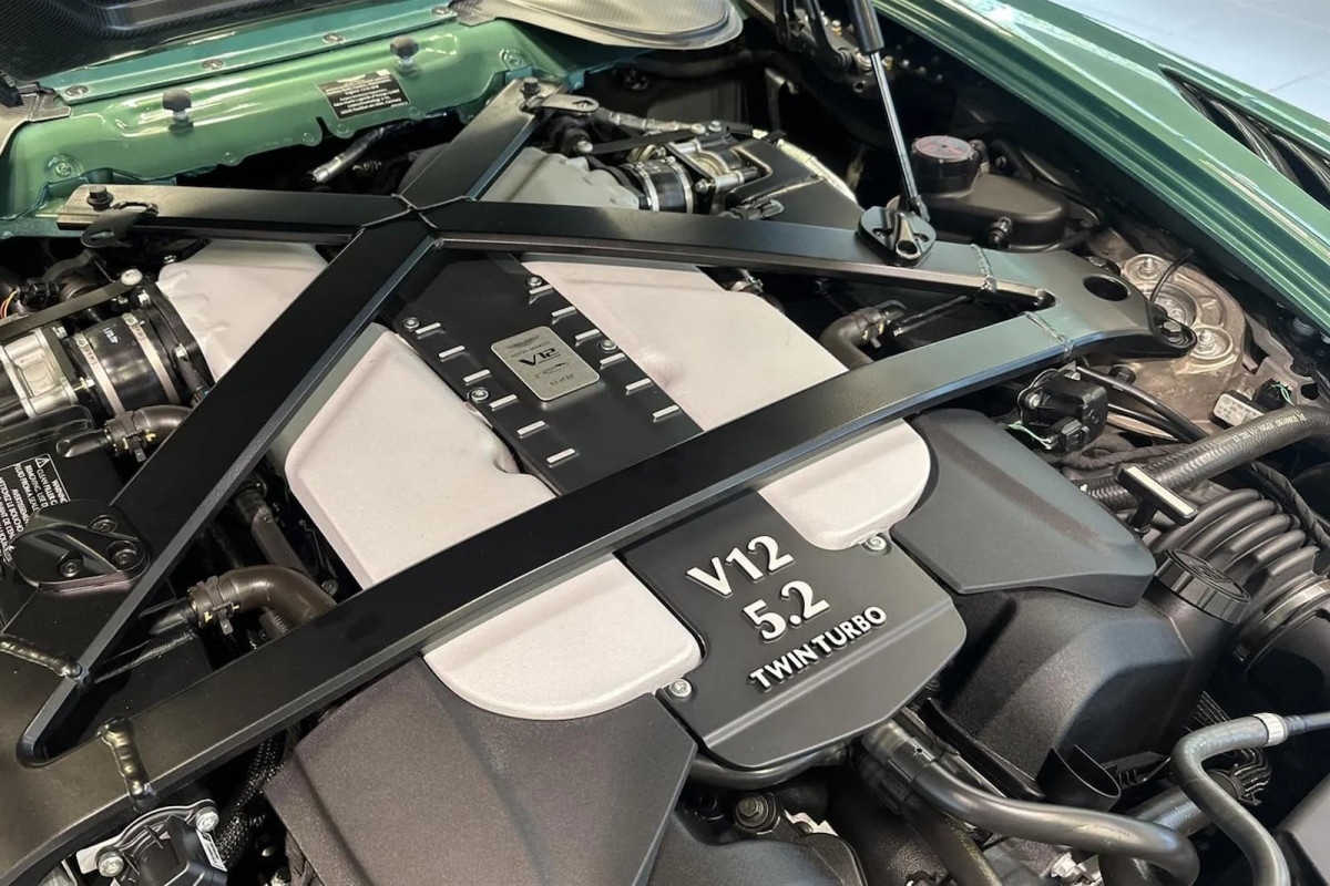 Theo Vantage Roadster, V12 Speedster được trang bị động cơ 5.2 lít tăng áp kép mạnh mẽ, công suất 690 mã lực và mô-men xoắn 752 Nm. Ở mức gần 1,8 tấn, chiếc xe sẽ khá nhẹ để có thể di chuyển trong một chặng đường dài. Công suất được truyền tới bánh sau thông qua hộp số tự động 8 cấp, giúp xe có thể đạt tốc độ 62 dặm/giờ trong 3,4 giây và đạt tốc độ 198 dặm/giờ mà không cần giới hạn tốc độ.