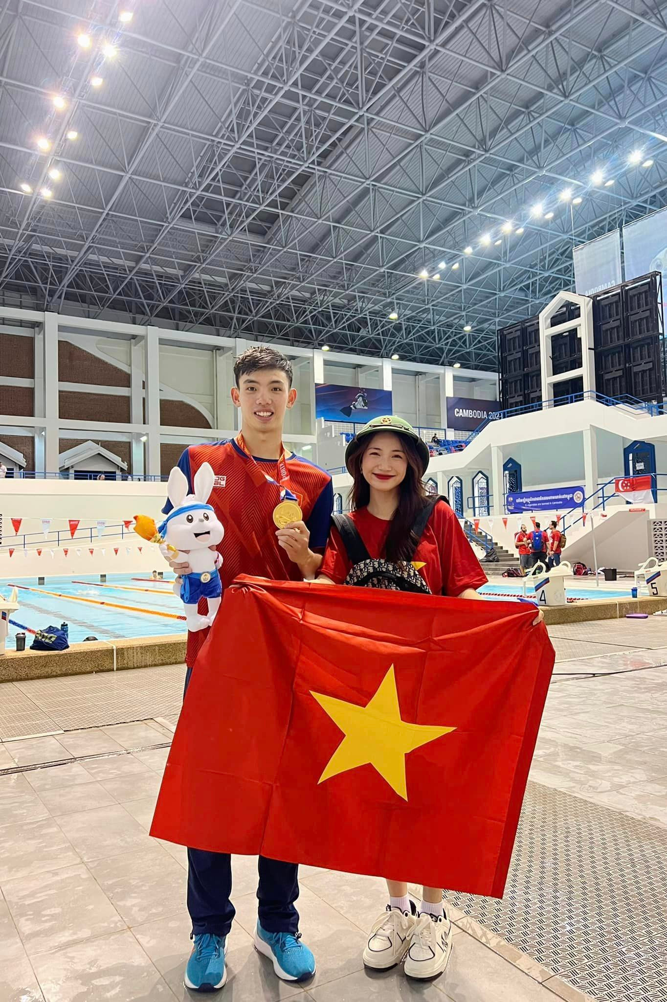 Sao Việt 9/5: Hoà Minzy sang Campuchia xem SEA Games, Kỳ Duyên khoe eo nhỏ xíu - 2