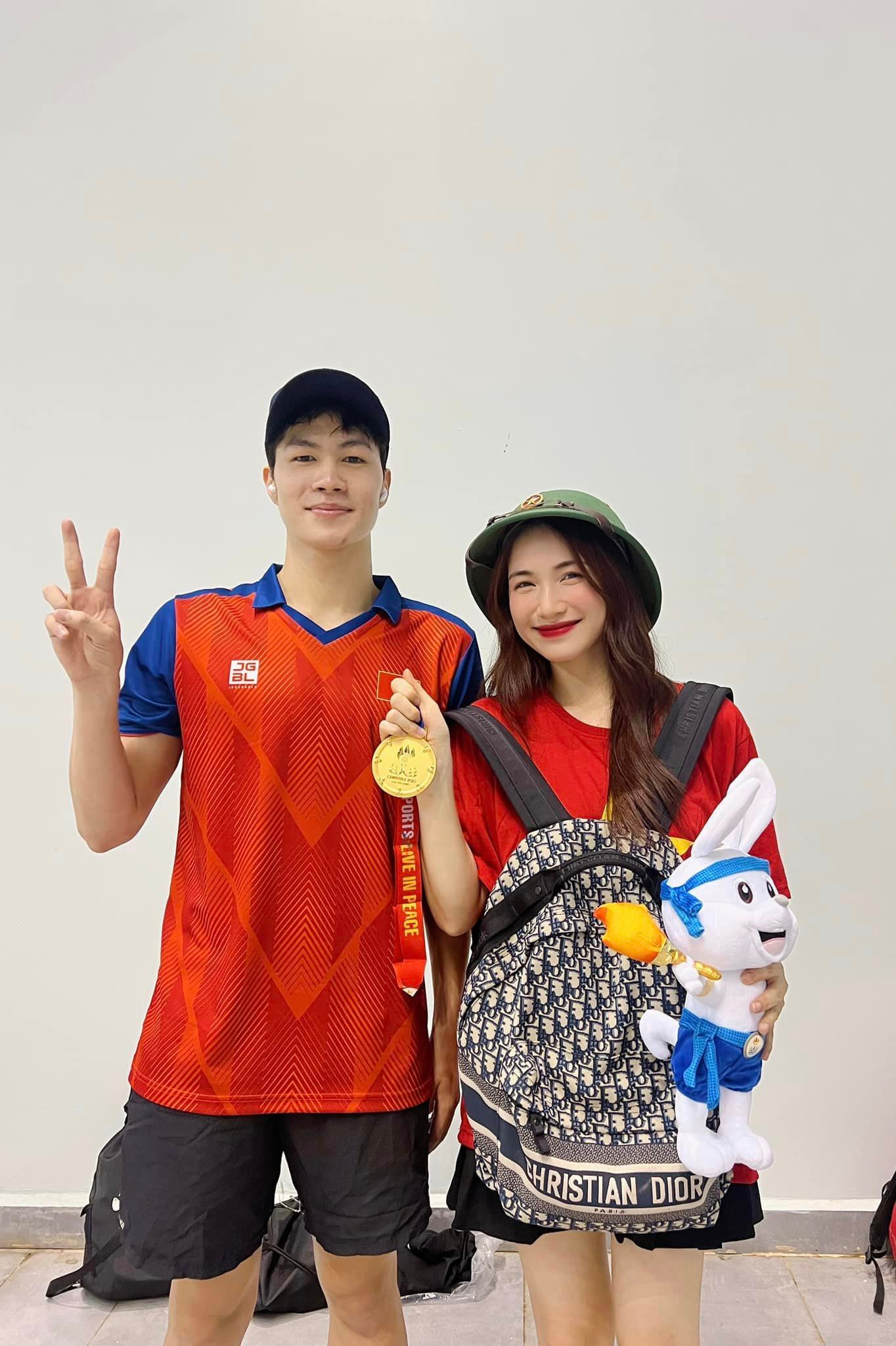 Sao Việt 9/5: Hoà Minzy sang Campuchia xem SEA Games, Kỳ Duyên khoe eo nhỏ xíu - 1