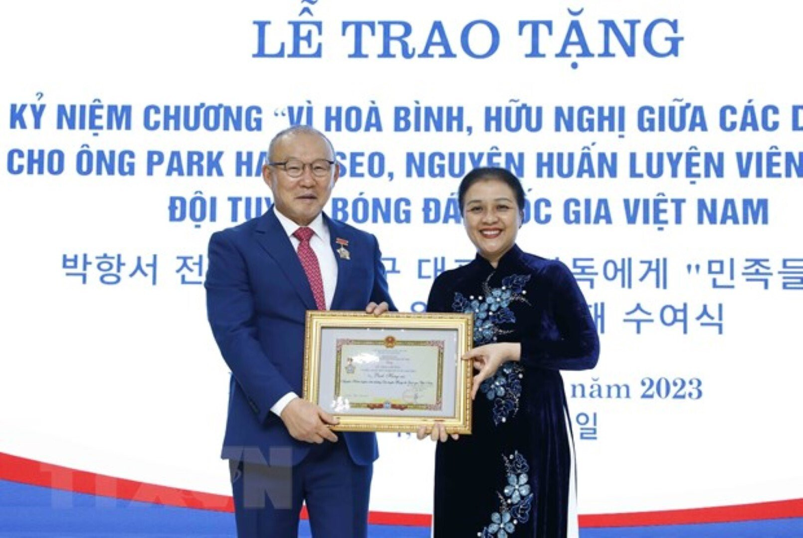 Ông Park Hang Seo nhận Kỷ niệm chương vì hòa bình giữa các dân tộc - 1