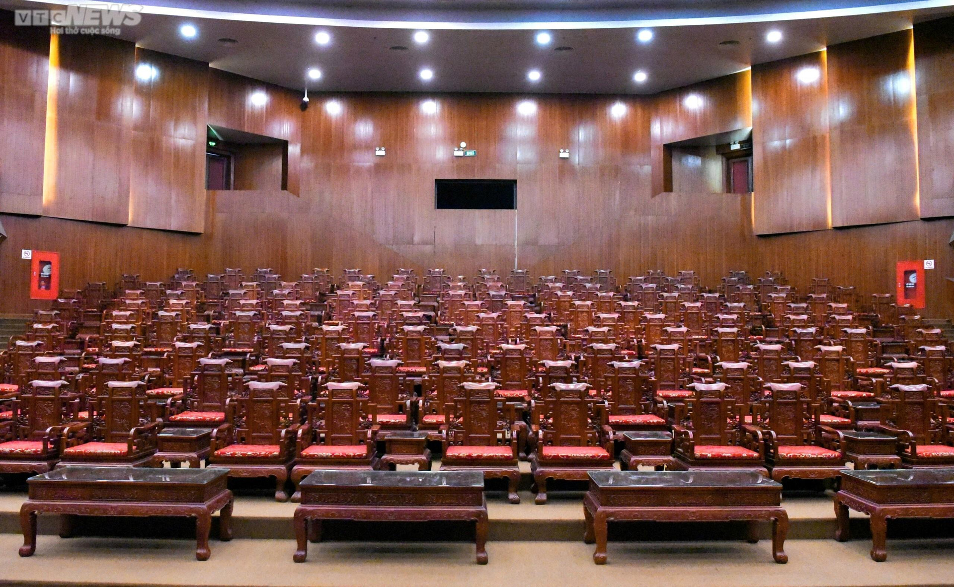 Bên trong khán phòng nhà hát có 341 bàn ghế Đồng Kỵ gây tranh cãi ở Bắc Ninh  - 10