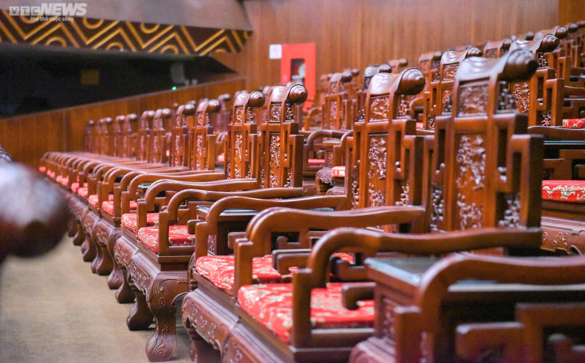 Bên trong khán phòng nhà hát có 341 bàn ghế Đồng Kỵ gây tranh cãi ở Bắc Ninh  - 6