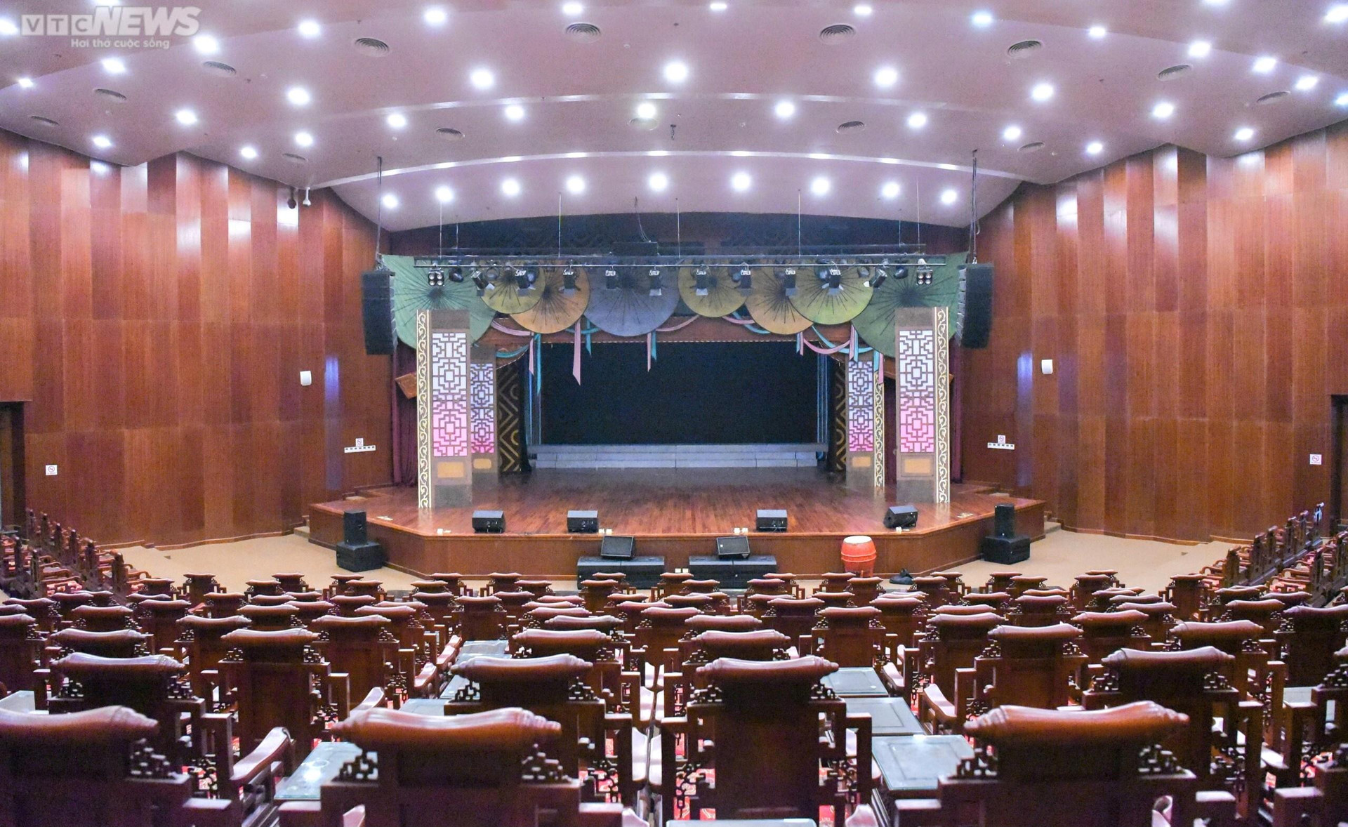 Bên trong khán phòng nhà hát có 341 bàn ghế Đồng Kỵ gây tranh cãi ở Bắc Ninh  - 9