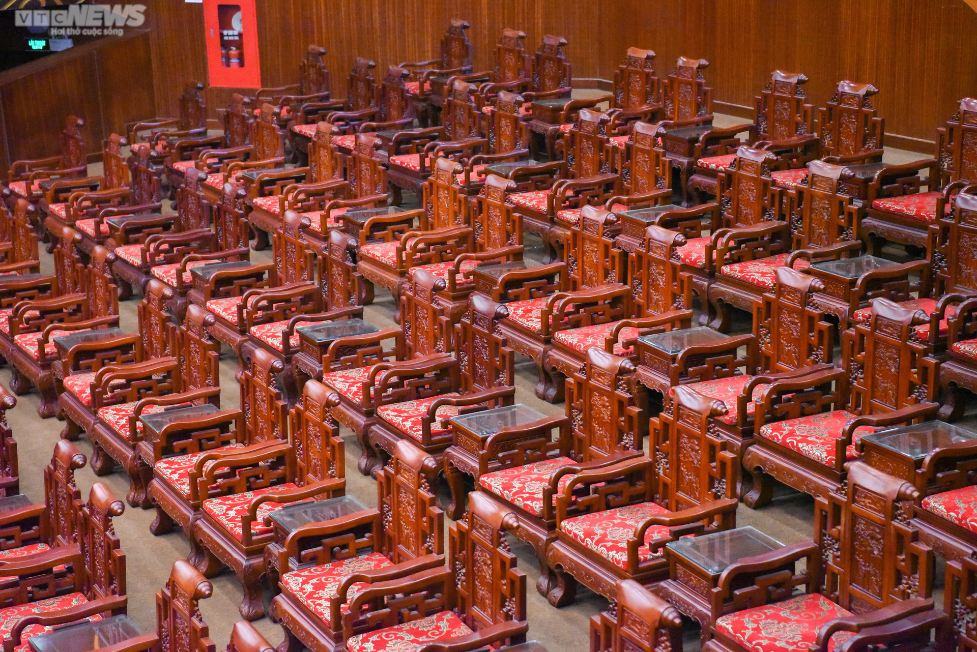 Bên trong khán phòng nhà hát có 341 bàn ghế Đồng Kỵ gây tranh cãi ở Bắc Ninh  - 2