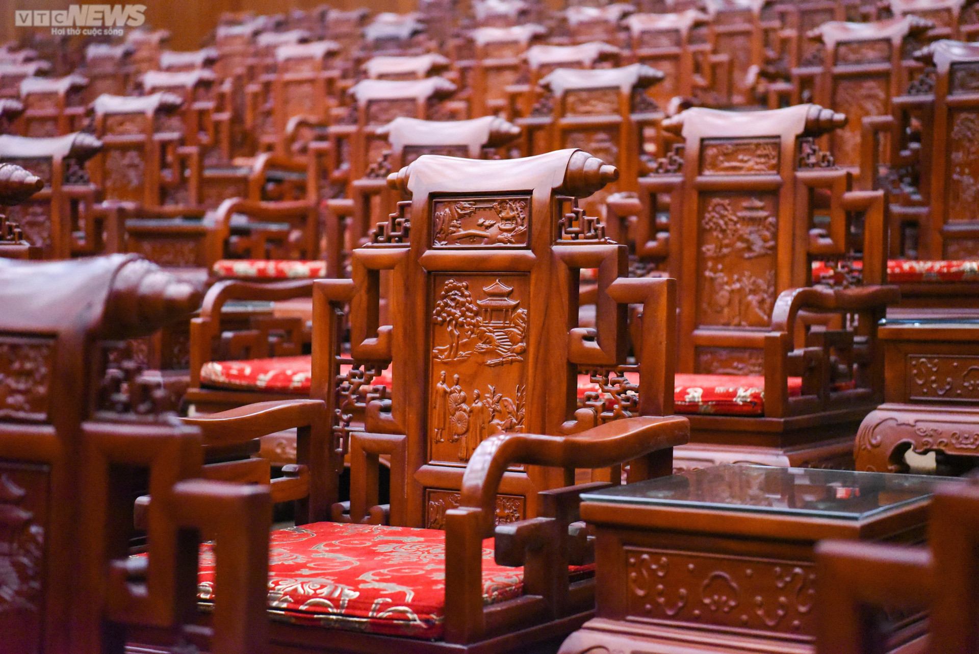 Bên trong khán phòng nhà hát có 341 bàn ghế Đồng Kỵ gây tranh cãi ở Bắc Ninh  - 3