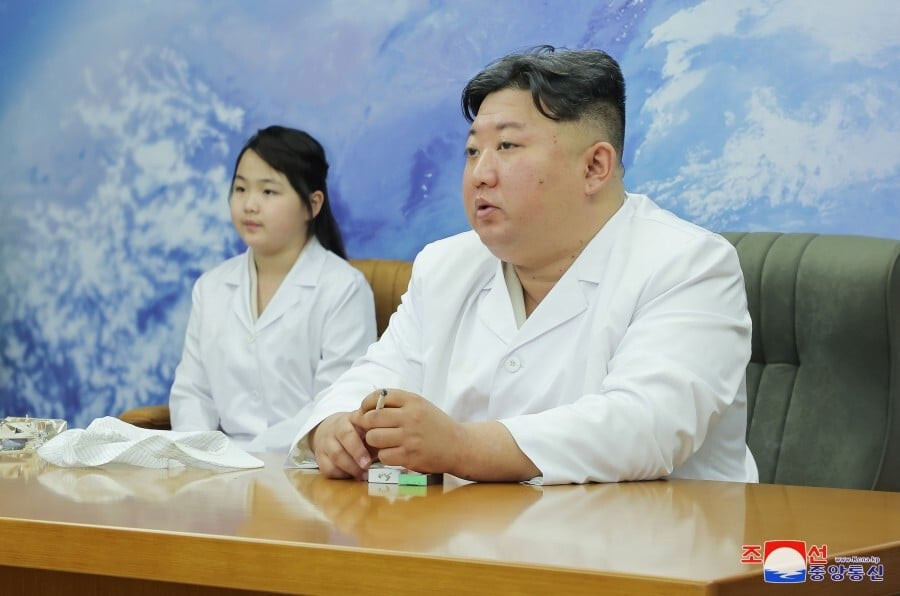 Ông Kim Jong-un cùng con gái thị sát căn cứ vệ tinh do thám - 1
