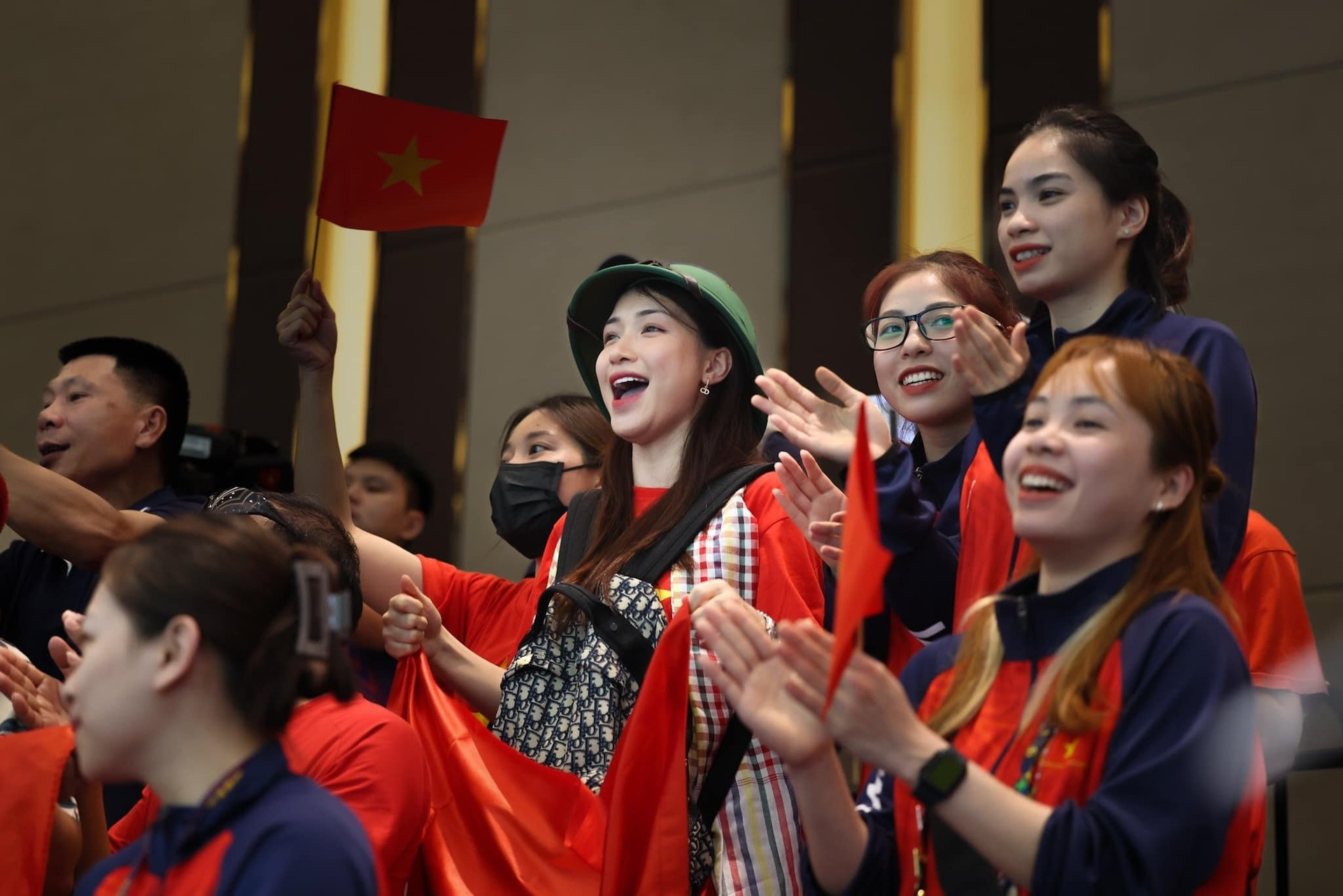 Hòa Minzy đội mũ cối cổ vũ tại SEA Games 32 gây sốt với khán giả quốc tế - 1
