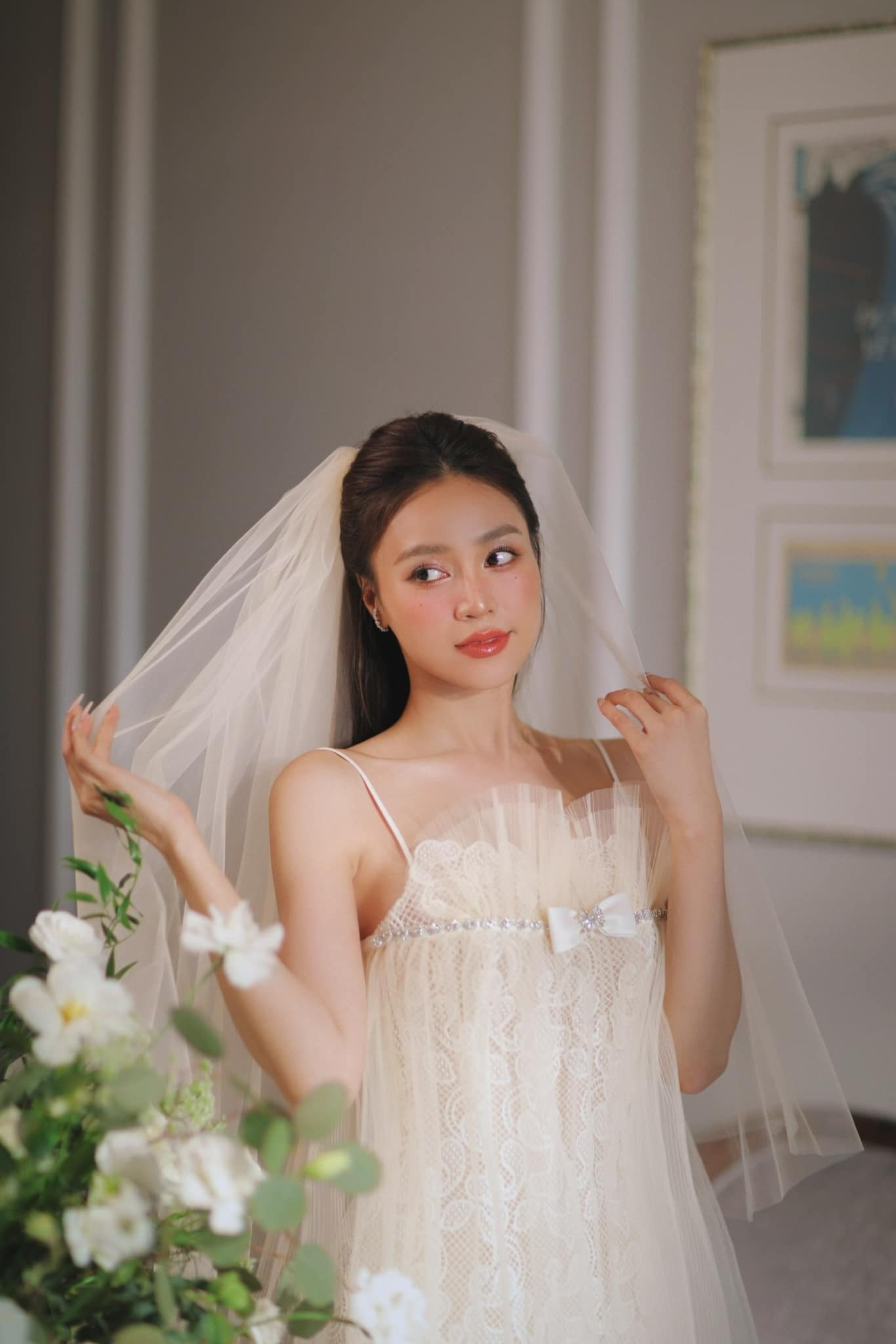 Tăng Thanh Hà diện váy cưới hiệu Monique Lhuillier