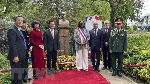 Dâng hoa tại tượng đài của Chủ tịch Hồ Chí Minh trong công viên Montreuil (Paris, Pháp) - ảnh 1