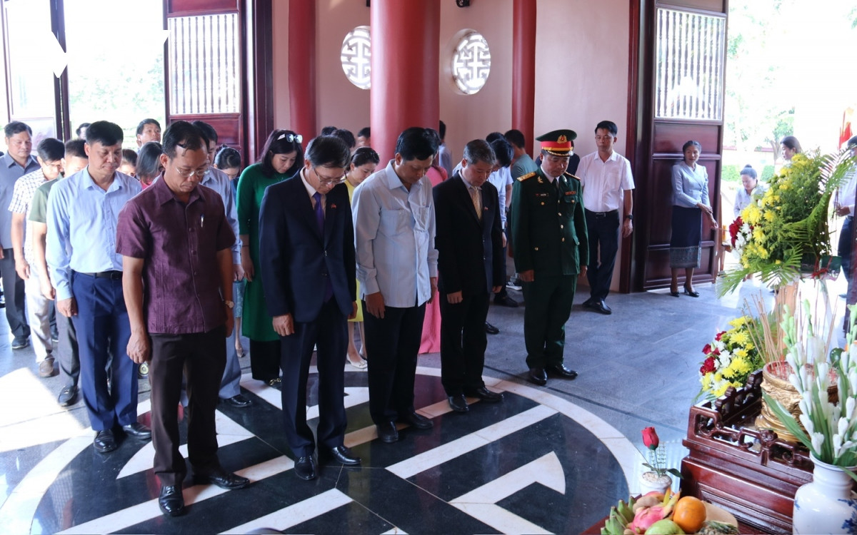 Dâng hương tưởng niệm Chủ tịch Hồ Chí Minh tại Lào - ảnh 1