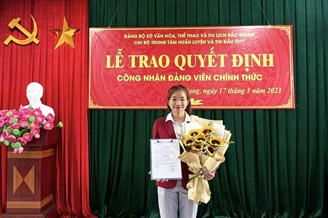 Nguyễn Thị Oanh được công nhận là Đảng viên chính thức - 1